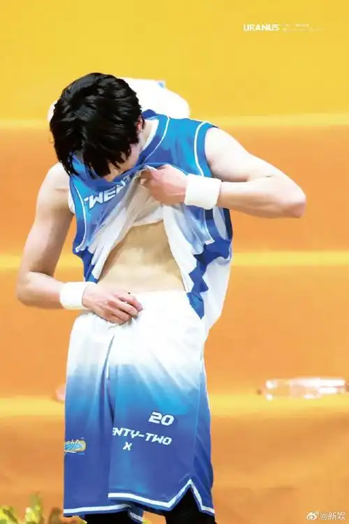 小朱是一点都不把粉丝当外人,有腹肌是真露啊99又帅身材又好,轻轻地