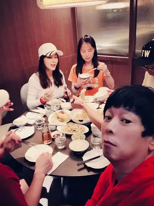 晒合照曝「好友真实面」坦言:很佩服她 体态完美态度亲切「真正艺人