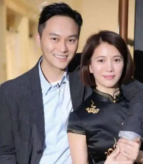 原创张智霖夫妇商场扫货大包小包被拍袁咏仪配文看出家庭地位