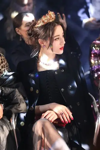 迪丽热巴亮相米兰时装周 黑裙女王优雅皇冠吸睛