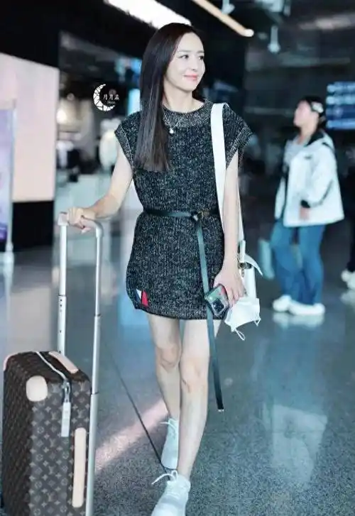 佟丽娅越活越美,针织连衣裙搭配小白鞋,高级感满满自带明星光环_必备