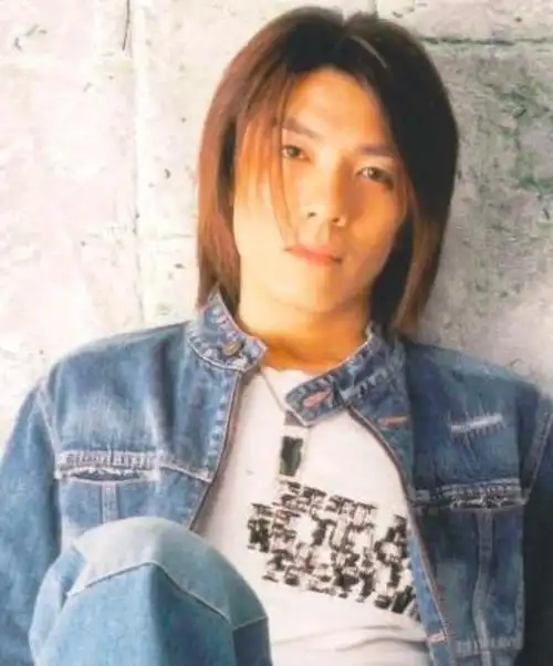 歌手阿杜现身唱k被美女粉丝簇拥合照发福后换成短发认不出