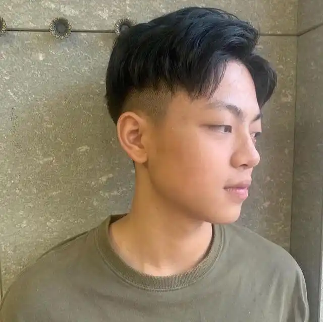 也可以让理发师帮我们在两边刻上一道杠,因为两边是掏空的,头发基本上