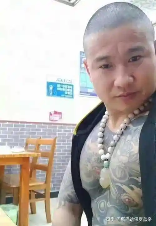 自然的凶狠是,打一出生开始就能多一口奶,透过眼睛不伪装的凶恶眼神