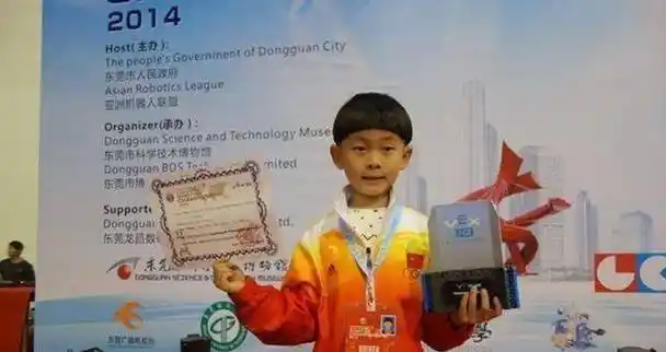 5岁开飞机11岁大学毕业,当年那个被诊断脑瘫的孩子,现状如何?