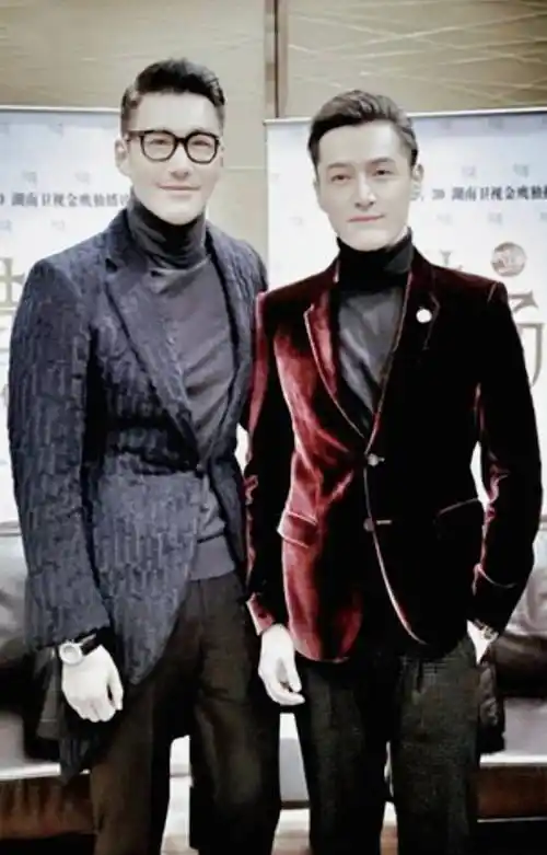 胡兵和胡歌一起合影,胡歌身高185都显矮了,他们都是黄金单身汉-猪泡泡