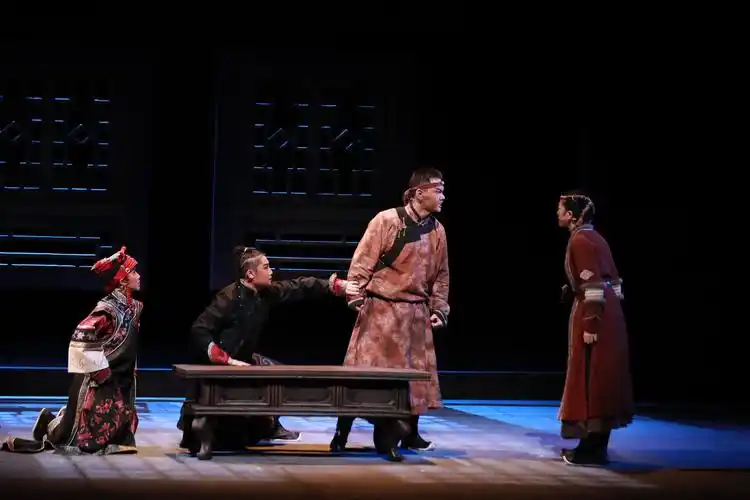 内蒙古艺术学院原创话剧战士与战马暂定名举行汇报演出