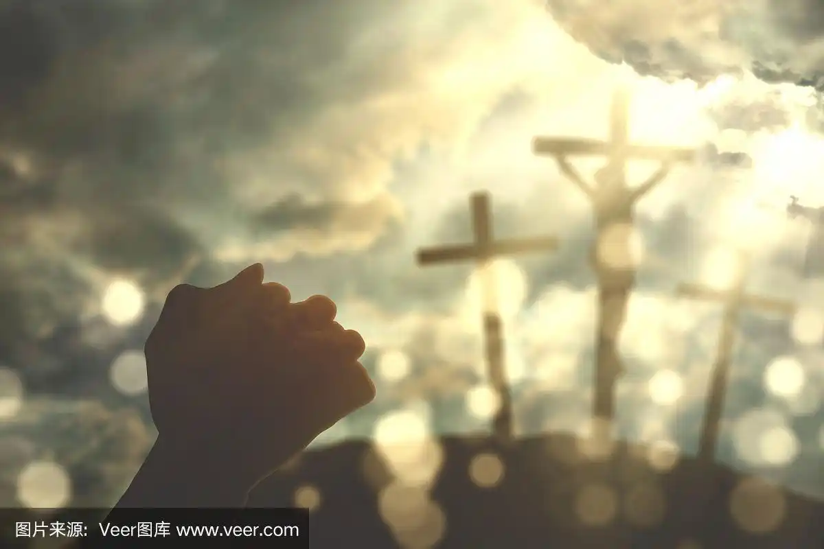 双手合十向上帝祈祷