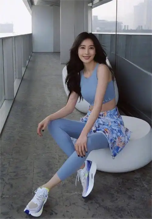张俪雾霾蓝健身衣造型随拍 露台运动大秀好身材