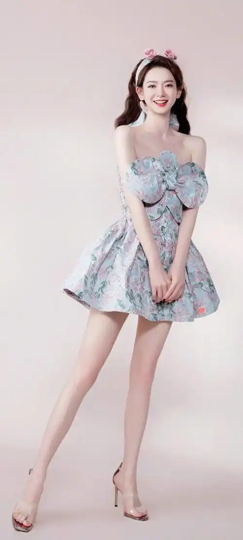 作为一位备受瞩目的美女,戚薇的壁纸照片成为了许多粉丝手机和电脑的