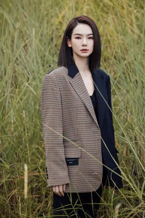 穿一件黑色连衣裙高级洋气,意外美出了新境界|戚薇|垫肩|气质_新浪