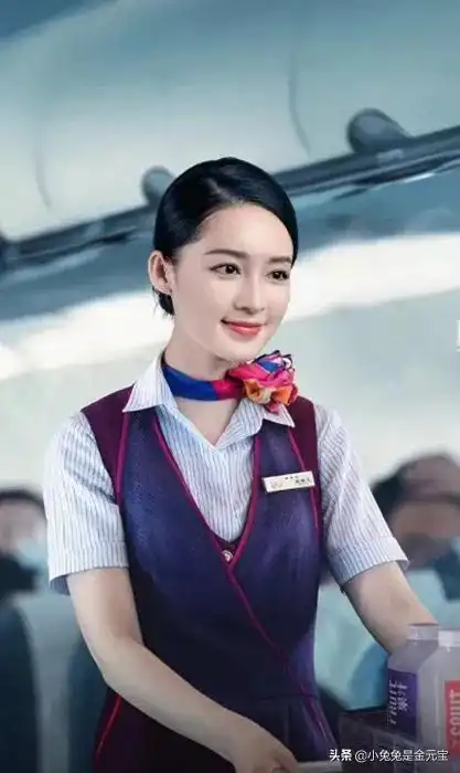 中国机长中的女乘务员气质很出众