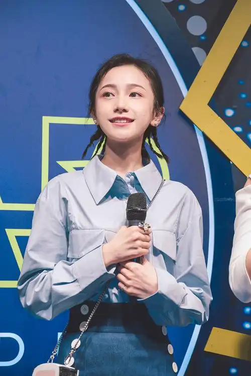 姜梓新出席时尚发布会 氧气少女清新可爱