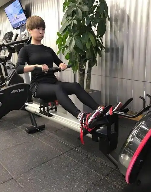 这张照片,谢楠穿黑色运动衣,做着拉伸动作,而且鼓着嘴,面部露出非常