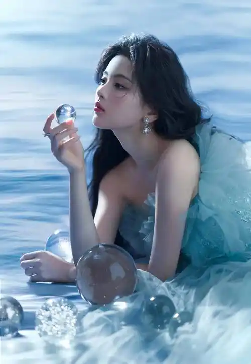 杨超越谧蓝水晶球大片,好清冷优雅,又是被超越妹妹惊艳到的一天_梦幻