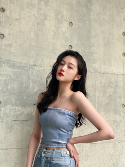 关晓彤不当模特可惜了,抹胸配牛仔裤气场全开,又高又瘦美得高级
