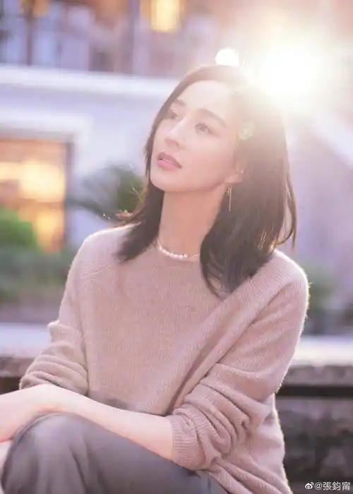 张钧甯的气质太好了,针织衫搭配披肩发,美得清新又脱俗_造型_年龄