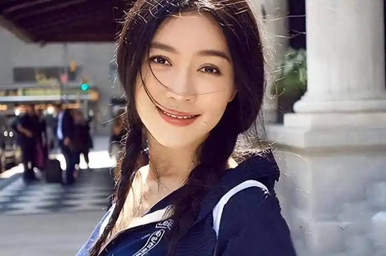 田海蓉:母亲患癌去世,富豪丈夫病死狱中,她拿130亿努力活明天