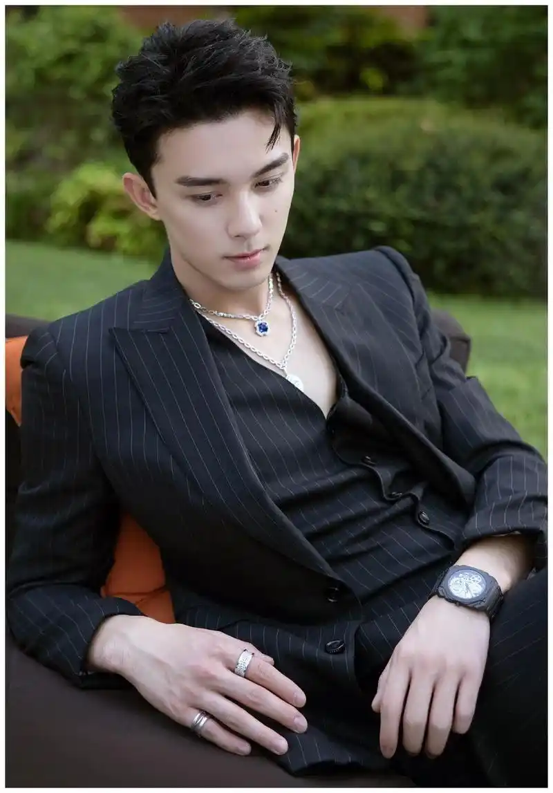 吴磊深v黑西装好惊艳!身材完美上演眼神杀,妥妥的霸道总裁