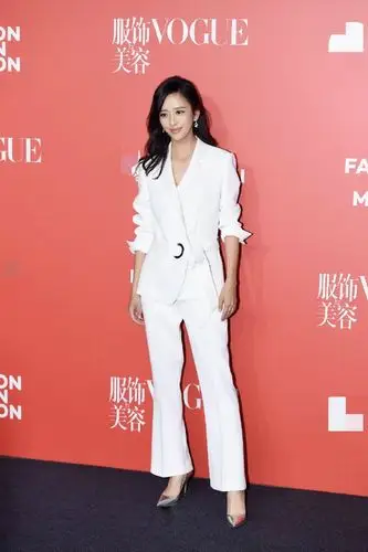 佟丽娅白色西装帅气撩人写真图片