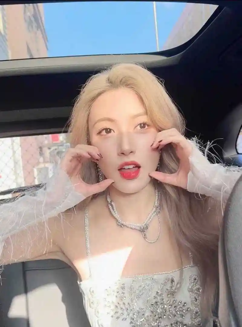 女明星戴萌晒自己车内自拍,金色头发非常吸引人眼球,本来金色这款颜色