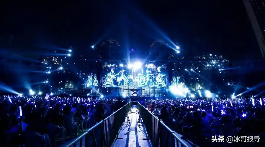 五月天演唱会现场求婚画面曝光,指责还是祝福_演出_行为_演唱家