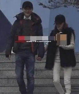 黄轩承认恋情后,首次与女友现身机场,低调打扮不掩帅气