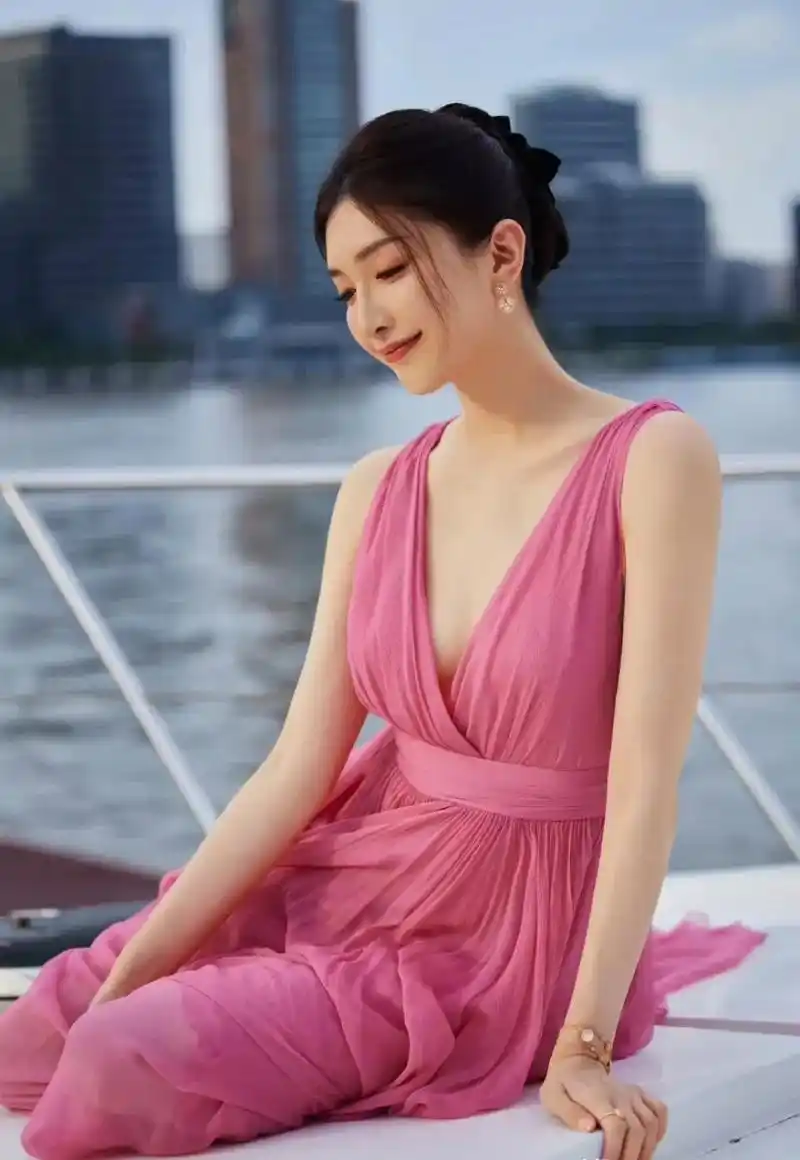 江疏影粉色长裙造型也太美了吧!