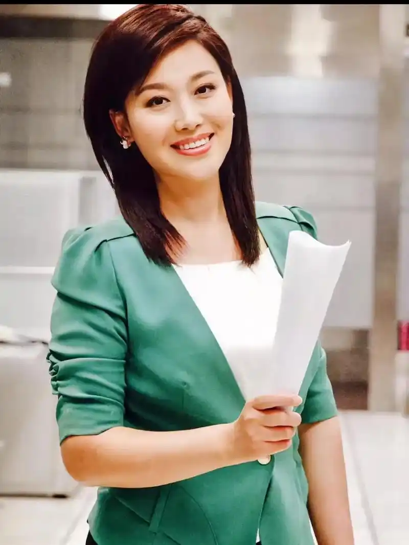 她不是专业学播音主持的,却成为央视新闻联播的主持人,而且观众还非常