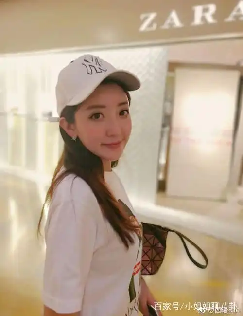 小编继续看了看她的微博,原来这位小姐姐叫阮芳婷,是某航空公司的空姐