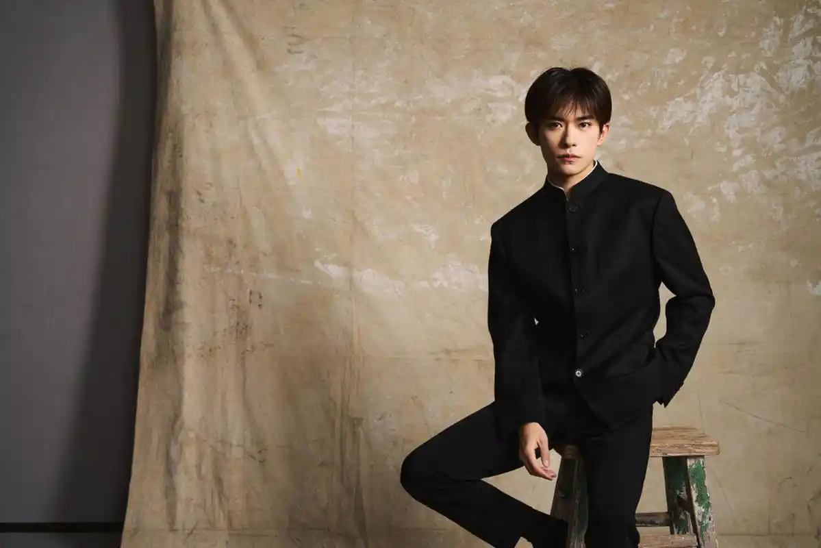 华表奖开幕,男明星黑色衣服,易烊千玺中山装帅气  5月23日华表奖准时