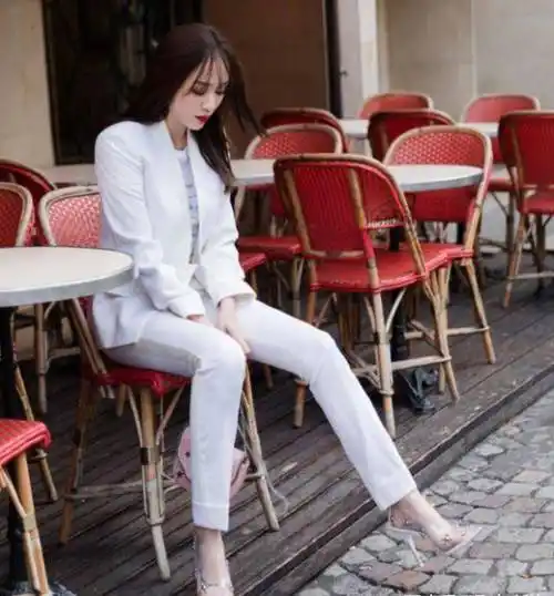 陈乔恩称穿高跟鞋不易,未修图中双脚惨不忍睹,脚上纹身更是抢镜_因为