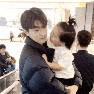 一枚香吻,这像不像你们一家三口去逛街的场景呢~易烊千玺有个亲弟弟