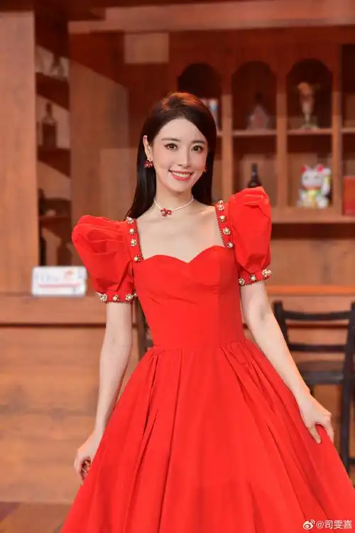 龙腾盛世,瑞气盈门!  大家好,我是司雯嘉.