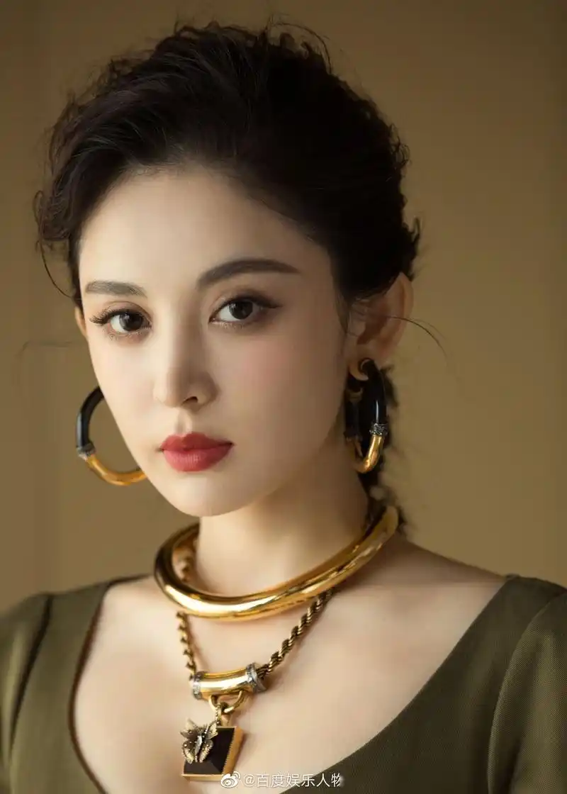 今日,娜扎出席某品牌活动,一身军绿高腰裙质感满满,深v腰封尽显身材