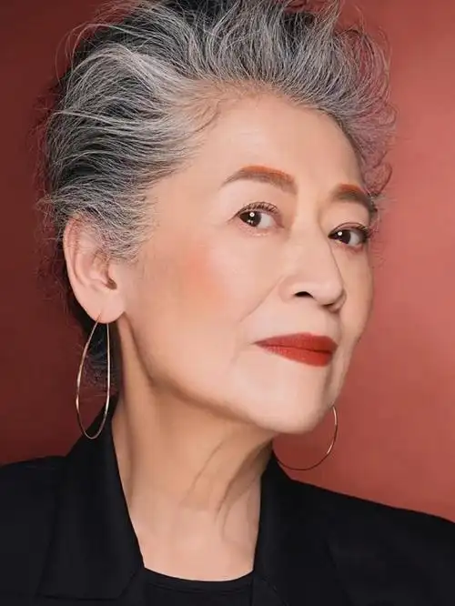 女人过了60岁,到底是染发好还是不染好?你得知道这2点