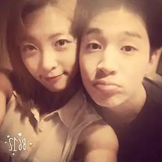 luna ins更新与henry合照,照片中两人距离贴近,面对镜头,展现了亲密的