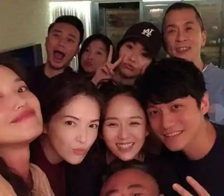 原创陈乔恩与好友聚会占c位自嘲面容慈祥艾伦再次融入女友交际圈