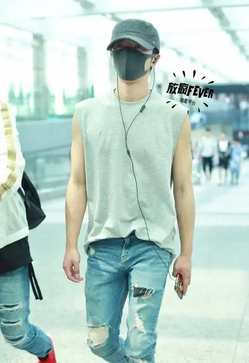 看来华晨宇最近都有在勤快健身哦,这若隐若现的胸肌,感觉迷妹们又要