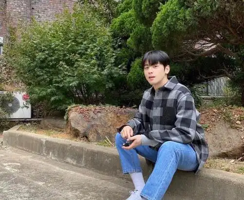 韩国车银优是个暖男没跑了,穿灰针织配白打底,笑起来如沐春风|打底