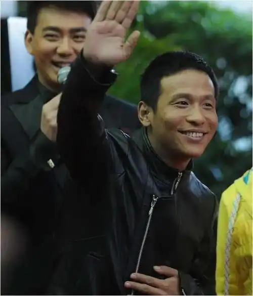 宋小宝成名后和发妻离婚,娶年轻粉丝,如今生活怎样?