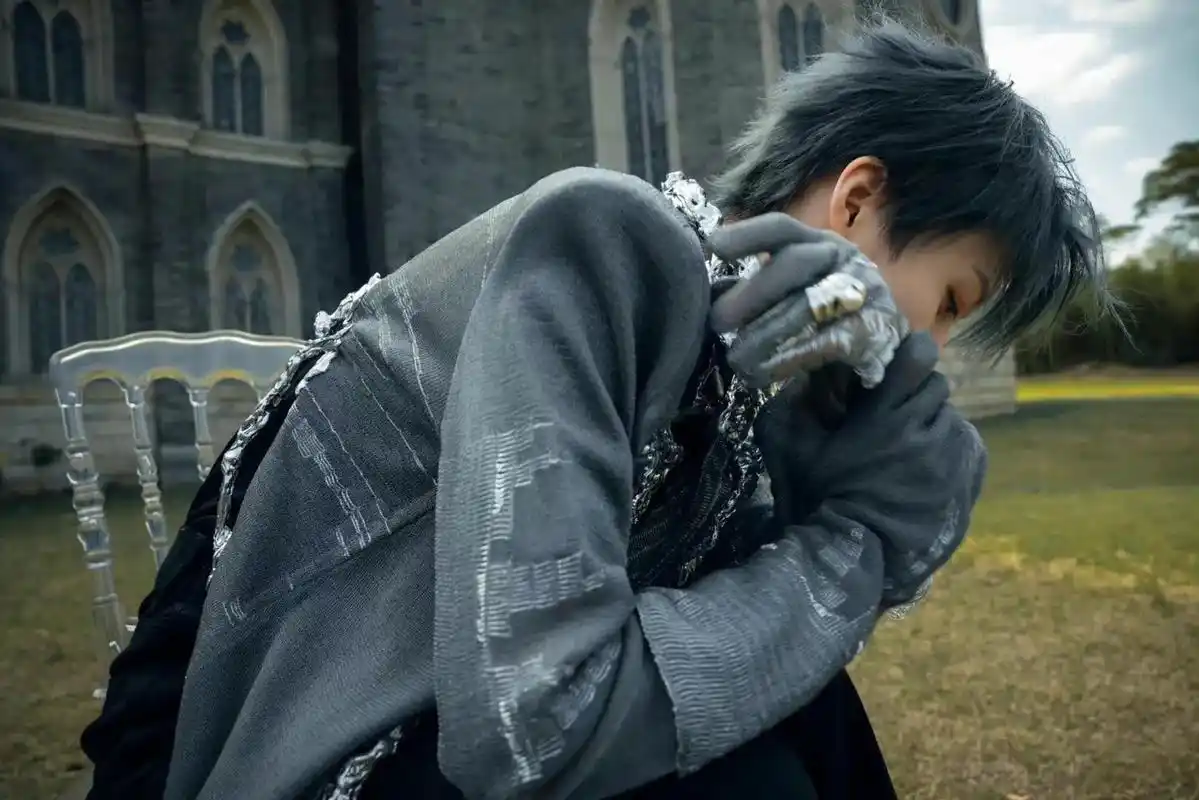 刘雨昕城堡哥特风酷帅大片蓝灰发色禁欲感十足着溢出屏幕的气场全开独