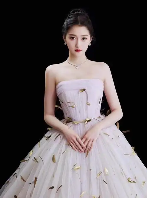 关晓彤抗住红毯生图好牛穿羽毛高定裙闪耀华表奖比在戛纳惊艳