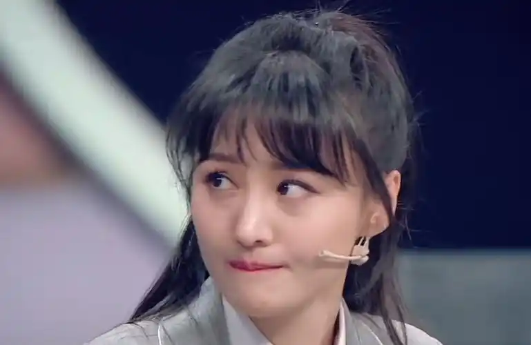 "正常营业"的郑爽参加《王牌对王牌5》,节目现场照片引热议