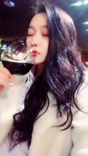 精致的女人,气质脱俗,由内而外散发着致命的吸引力.