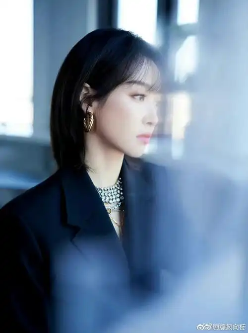 穿男装的宋茜#宋茜elle8月刊封面预告～齐肩短发搭配酷帅男装,颖换