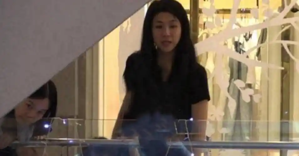 而且谢易桦的身边还带了一个小女孩,网友们猜测应该是钟汉良的女儿.