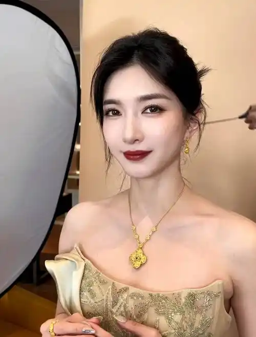 江疏影曾主演《致我们终将逝去的青春》一夜走红,她后来在《好先生》