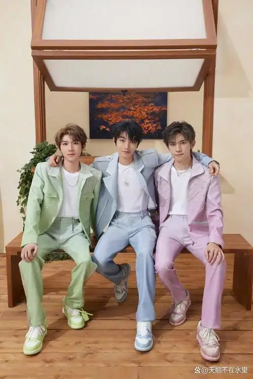 tfboys最近几年为数不多的合体表演之一,在粉丝们用四色灯牌进行大战