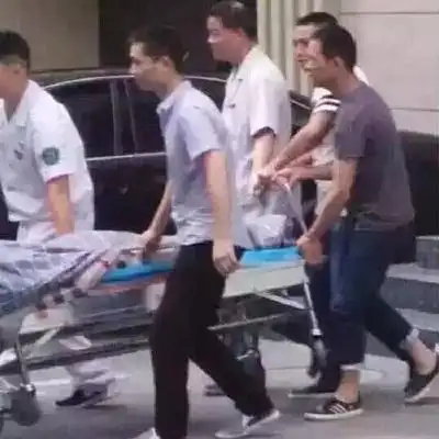 荆州扶梯事故事发后4小时遇难者被救出 已无生命体征